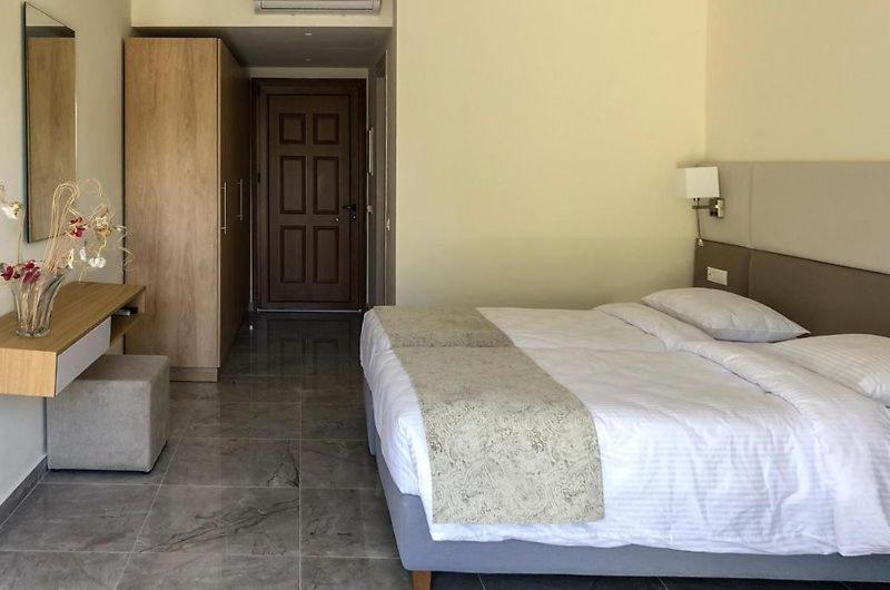 Athina Hotel Agios Georgios Pagon Ruang foto